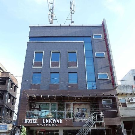 Leeway Hotel New Delhi Exterior photo