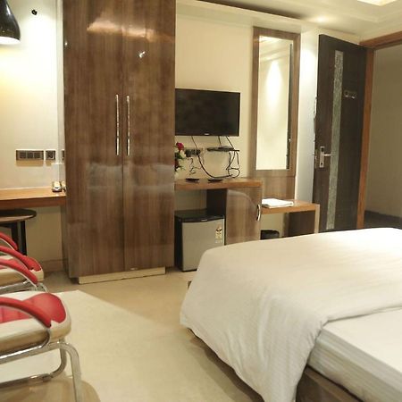 Leeway Hotel New Delhi Exterior photo