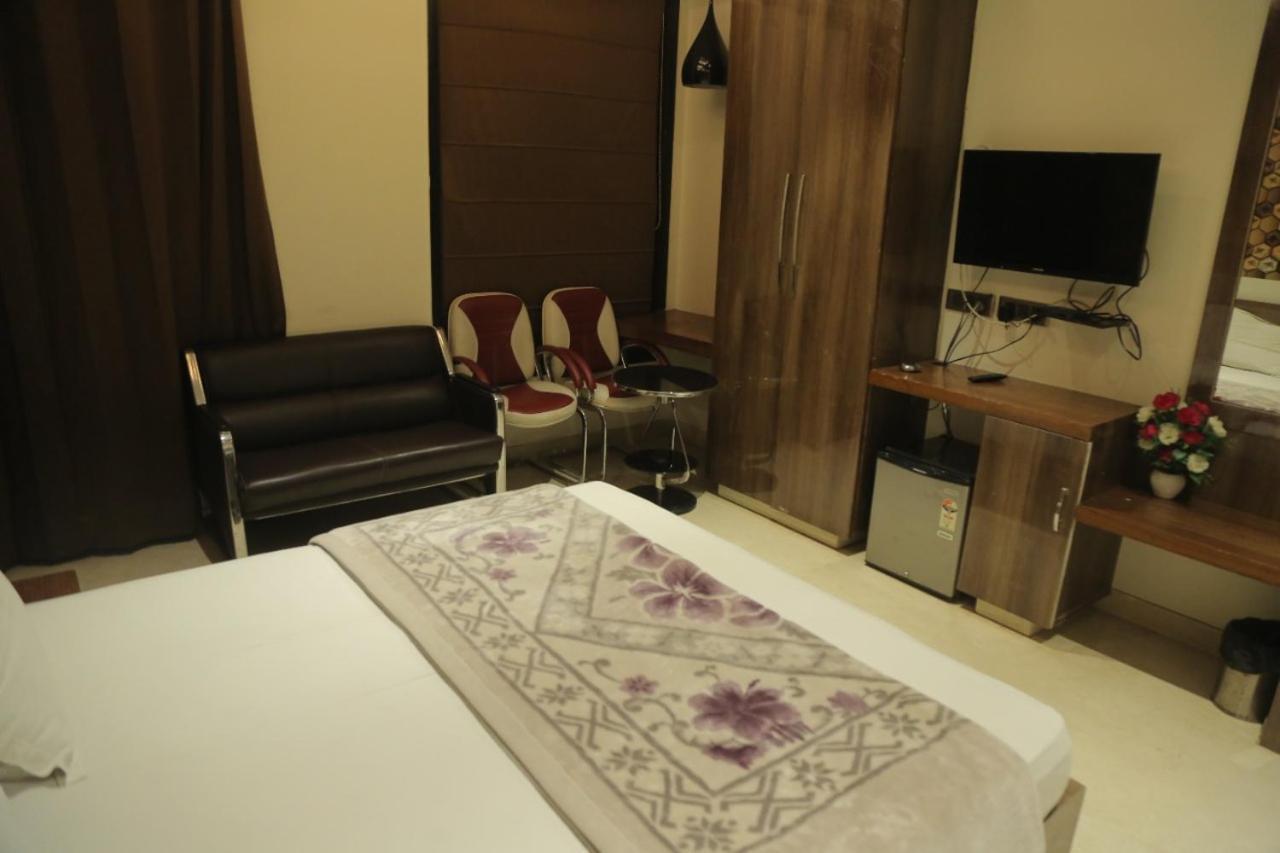 Leeway Hotel New Delhi Exterior photo