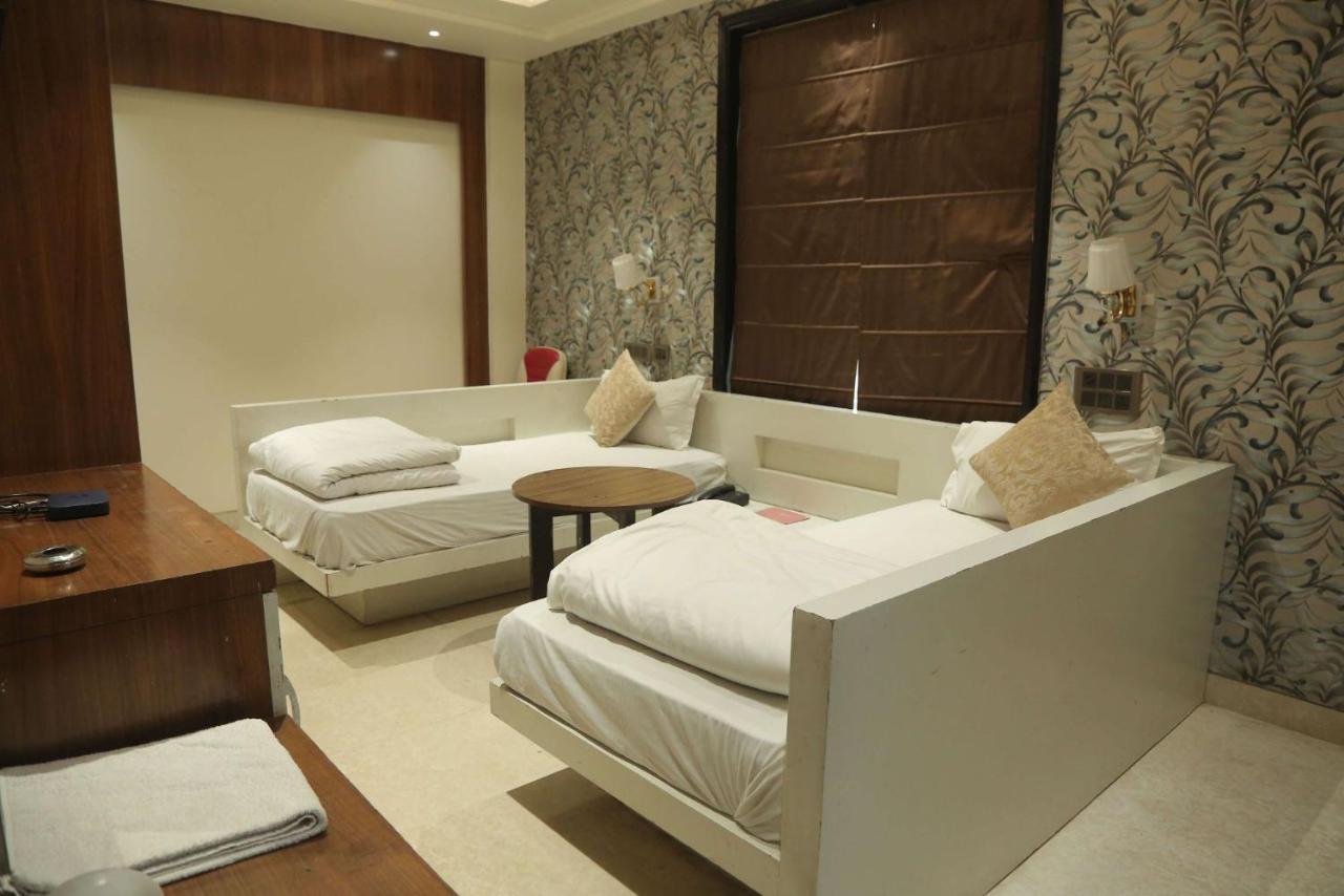 Leeway Hotel New Delhi Exterior photo