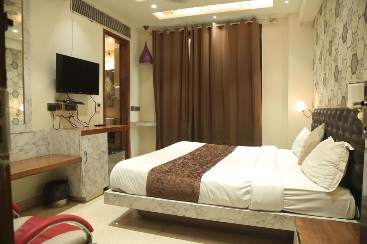 Leeway Hotel New Delhi Exterior photo