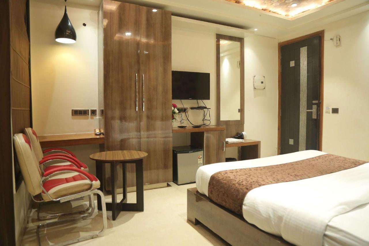 Leeway Hotel New Delhi Exterior photo